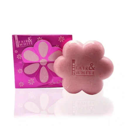 Fair & White So White ! Illumine le teint, exfolie, pour une peau éclatante et unifiée.